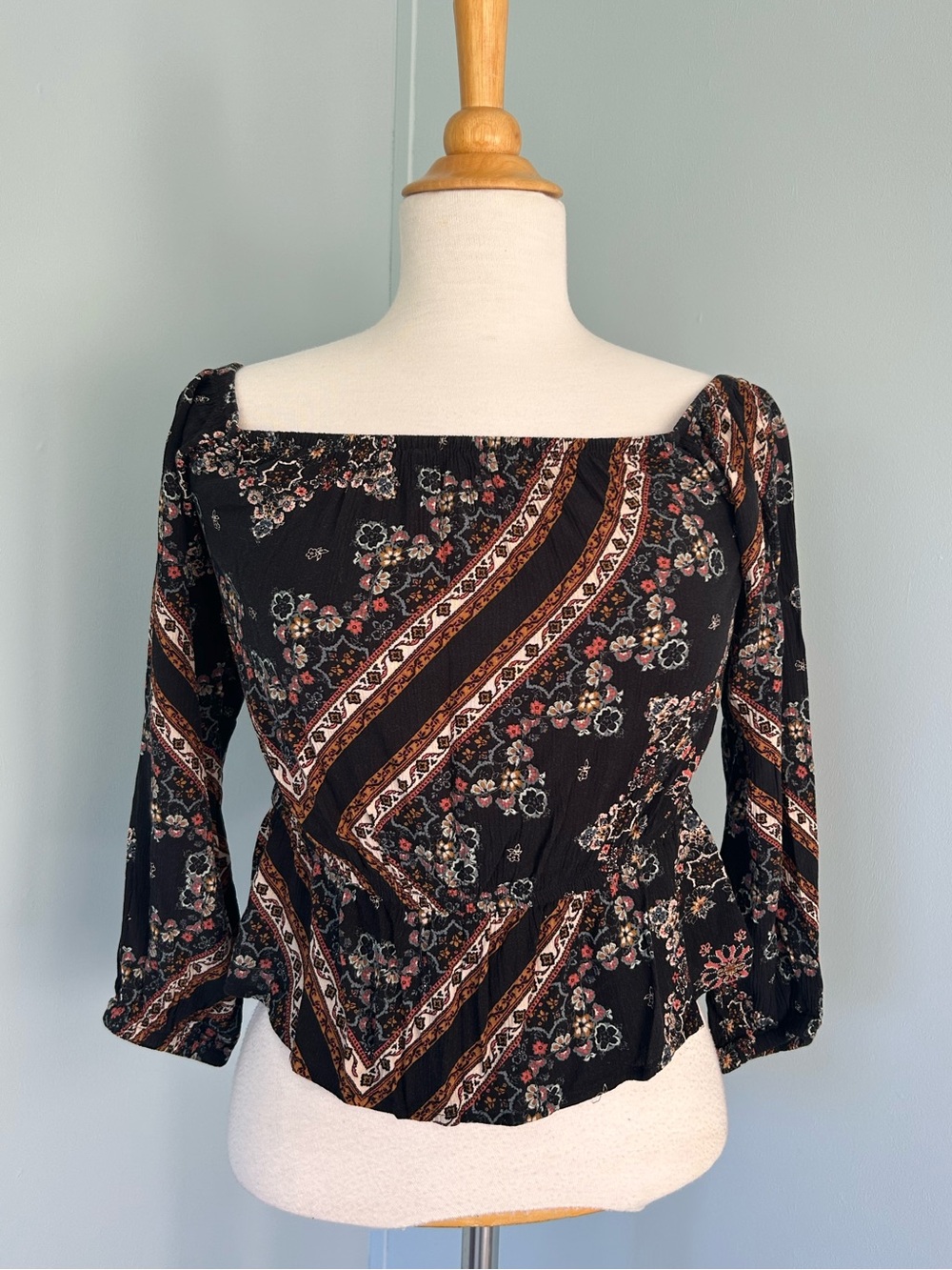 American Eagle Women's Blouse - boho floral print- slight crop - Sz Small